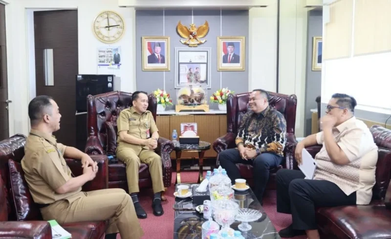 Wali Kota Pariaman Yota Balad bertemu Dirjen Bina Keuangan Daerah Kemendagri, DR. Drs. Agus Fatoni, M.Si, untuk berkonsultasi terkait indikator kebutuhan fiskal sebagai dasar perhitungan TKD. (Foto: Kominfo Pariaman)