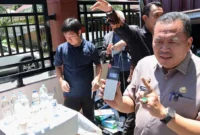 Wali Kota Pariaman, Yota Balad memperlihatkan hasil filtrasi telah bebas kuman berdasarkan pengujian dari CCR Corporation Japan. (Foto: Kominfo Pariaman)