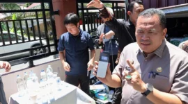 Wali Kota Pariaman, Yota Balad memperlihatkan hasil filtrasi telah bebas kuman berdasarkan pengujian dari CCR Corporation Japan. (Foto: Kominfo Pariaman)