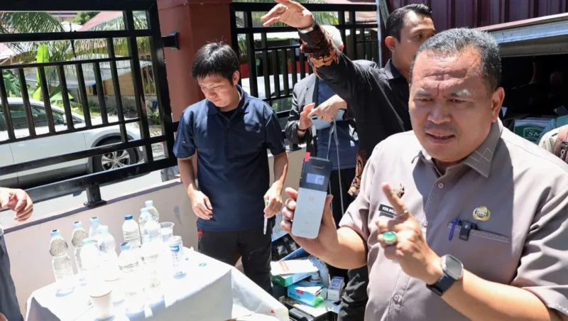 Wali Kota Pariaman, Yota Balad memperlihatkan hasil filtrasi telah bebas kuman berdasarkan pengujian dari CCR Corporation Japan. (Foto: Kominfo Pariaman)