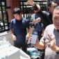 Wali Kota Pariaman, Yota Balad memperlihatkan hasil filtrasi telah bebas kuman berdasarkan pengujian dari CCR Corporation Japan. (Foto: Kominfo Pariaman)