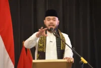 Wali Kota Padang Fadly Amran menyiapkan hadiah untuk siswa yang rajin mengikuti Smart Surau. (Foto: Diskominfo Padang)