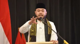 Wali Kota Padang Fadly Amran menyiapkan hadiah untuk siswa yang rajin mengikuti Smart Surau. (Foto: Diskominfo Padang)