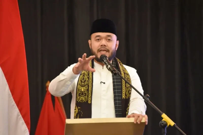Wali Kota Padang Fadly Amran menyiapkan hadiah untuk siswa yang rajin mengikuti Smart Surau. (Foto: Diskominfo Padang)