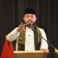 Wali Kota Padang Fadly Amran menyiapkan hadiah untuk siswa yang rajin mengikuti Smart Surau. (Foto: Diskominfo Padang)