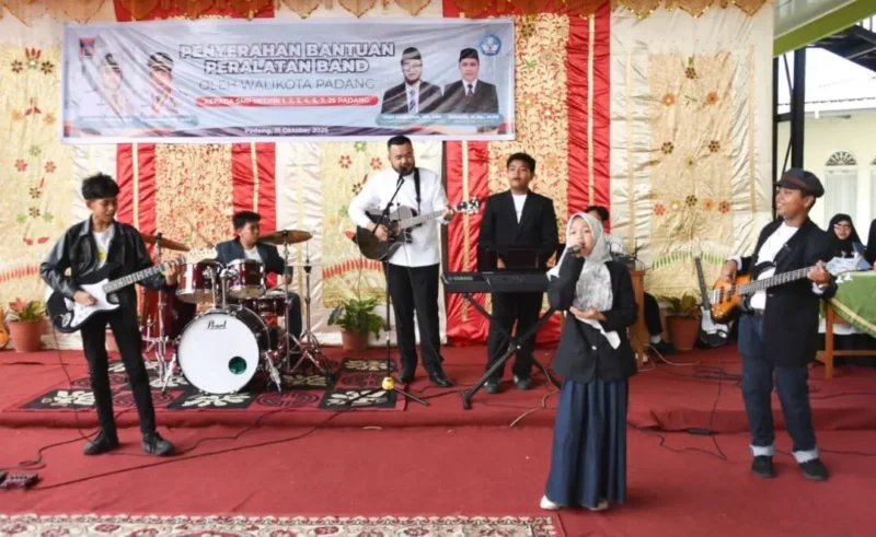 Wali Kota Padang bermain band bersama anak SMP