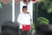 Wamenag Romo Syafi’i memimpin upacara Peringatan Hari Sumpah Pemuda ke-97 di halaman Kantor Kemenag, Jakarta, Selasa (28/10/2025). (Foto: Kemenag)