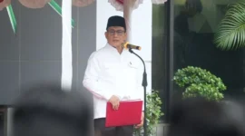 Wamenag Romo Syafi’i memimpin upacara Peringatan Hari Sumpah Pemuda ke-97 di halaman Kantor Kemenag, Jakarta, Selasa (28/10/2025). (Foto: Kemenag)