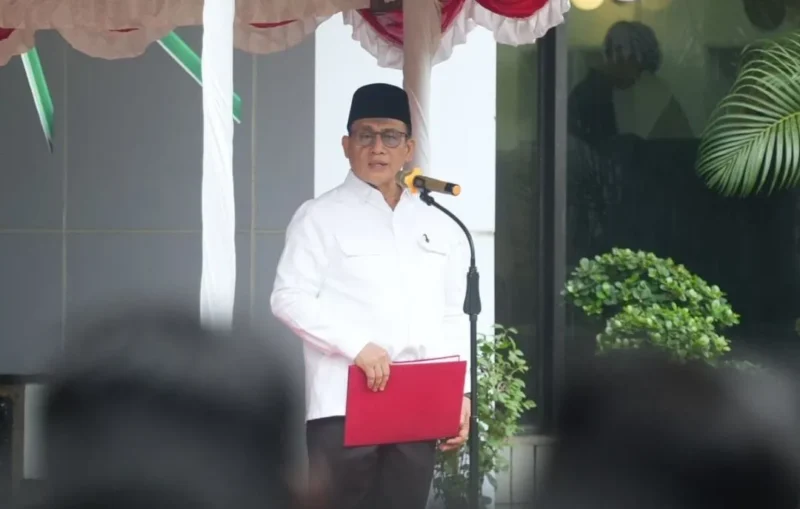 Wamenag Romo Syafi’i memimpin upacara Peringatan Hari Sumpah Pemuda ke-97 di halaman Kantor Kemenag, Jakarta, Selasa (28/10/2025). (Foto: Kemenag)