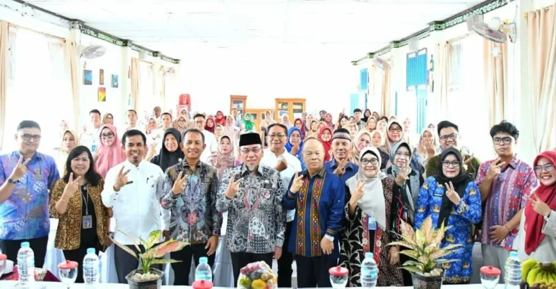 Wakil Wali Kota Padang, Maigus Nasir, membuka Pelatihan Pembelajaran Mendalam (Deep Learning) bagi guru-guru SMPN 2 Padang, Selasa (28/10/2025). (Foto: Prokopim Padang)