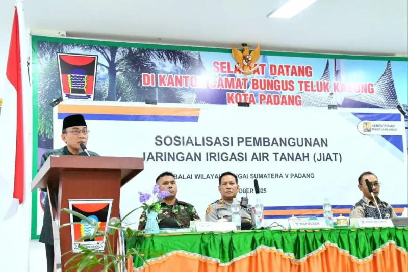 Wakil Wali Kota Padang, Maigus Nasir membuka kegiatan Sosialisasi Teknis Pelaksanaan JIAT di Kecamatan Bungtekab, Jumat (3/10/2025). (Foto: Prokopim Padang)