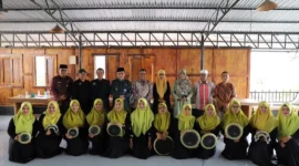 Wakil Wali Kota Padang, Maigus Nasir meninjau persiapan Tim Qasidah Kota Padang yang akan mewakili Sumatera Barat pada lomba tingkat nasional di Wisma Loren, Kecamatan Pauh, Jumat (3/10/2025). (Foto: Prokopim Padang)