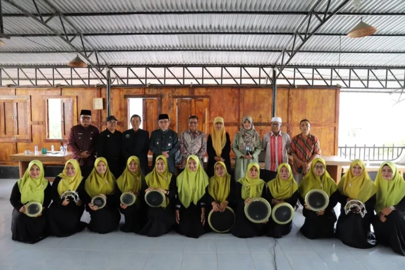 Wakil Wali Kota Padang, Maigus Nasir meninjau persiapan Tim Qasidah Kota Padang yang akan mewakili Sumatera Barat pada lomba tingkat nasional di Wisma Loren, Kecamatan Pauh, Jumat (3/10/2025). (Foto: Prokopim Padang)