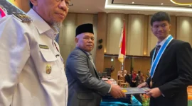 Kepala SMK SMAK Padang Nasir menyerahkan ijazah kepada lulusan saat prosesi pelantikan angkatan ke-57 di The ZHM Premiere Hotel Padang, Rabu (8/10/2025). Hadir menyaksikan Wawako Padang Maigus Nasir. (Foto: Humas SMK SMAK Padang)