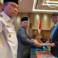 Kepala SMK SMAK Padang Nasir menyerahkan ijazah kepada lulusan saat prosesi pelantikan angkatan ke-57 di The ZHM Premiere Hotel Padang, Rabu (8/10/2025). Hadir menyaksikan Wawako Padang Maigus Nasir. (Foto: Humas SMK SMAK Padang)