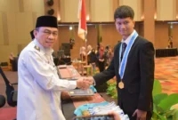 Wakil Wali Kota Padang Maigus Nasir menyalami lulusan SMK–SMAK Padang Angkatan ke-57, Rabu (8/10/2025). (Foto: Prokopim Padang)