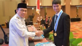 Wakil Wali Kota Padang Maigus Nasir menyalami lulusan SMK–SMAK Padang Angkatan ke-57, Rabu (8/10/2025). (Foto: Prokopim Padang)