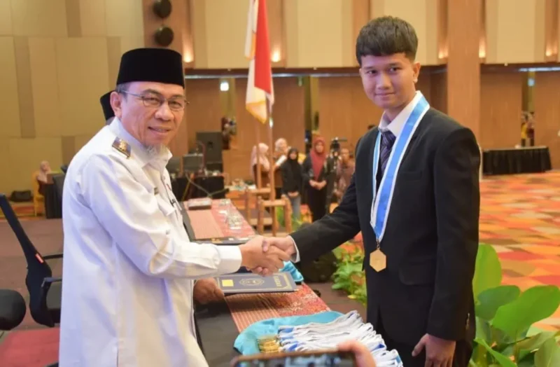 Wakil Wali Kota Padang Maigus Nasir menyalami lulusan SMK–SMAK Padang Angkatan ke-57, Rabu (8/10/2025). (Foto: Prokopim Padang)