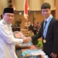 Wakil Wali Kota Padang Maigus Nasir menyalami lulusan SMK–SMAK Padang Angkatan ke-57, Rabu (8/10/2025). (Foto: Prokopim Padang)