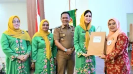 Ketua DWP Kota Padang, Ny. Vanny Andree Algamar secara simbolis menyerahkan peralatan workshop kepada peserta, Selasa (7/10/2025). (Foto: Prokopim Padang)