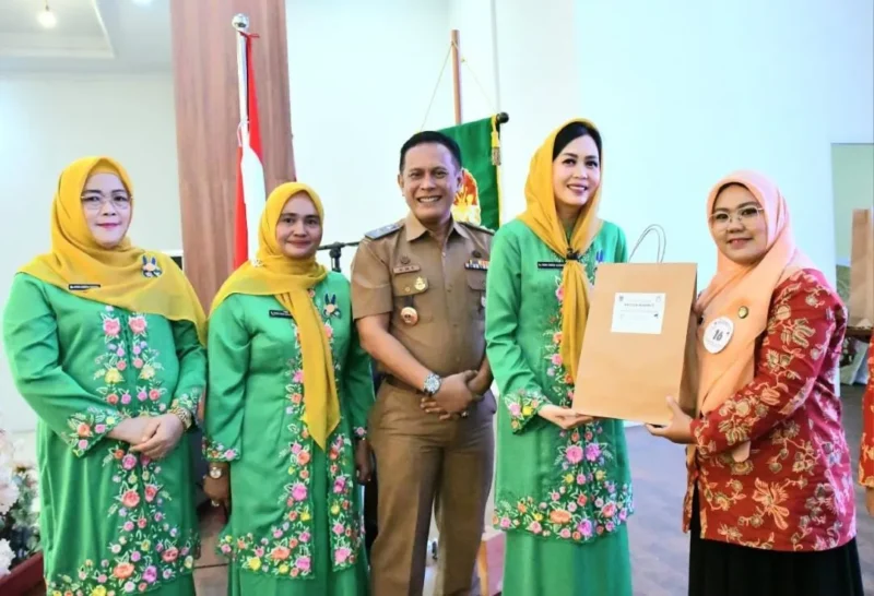 Ketua DWP Kota Padang, Ny. Vanny Andree Algamar secara simbolis menyerahkan peralatan workshop kepada peserta, Selasa (7/10/2025). (Foto: Prokopim Padang)