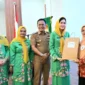 Ketua DWP Kota Padang, Ny. Vanny Andree Algamar secara simbolis menyerahkan peralatan workshop kepada peserta, Selasa (7/10/2025). (Foto: Prokopim Padang)