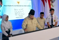 Presiden Prabowo Subianto meluncurkan Program Digitalisasi Pembelajaran untuk Indonesia Cerdas di SMPN 4 Kota Bekasi, Jawa Barat, Senin (17/11/2025). (Foto: BPMI Setpres)