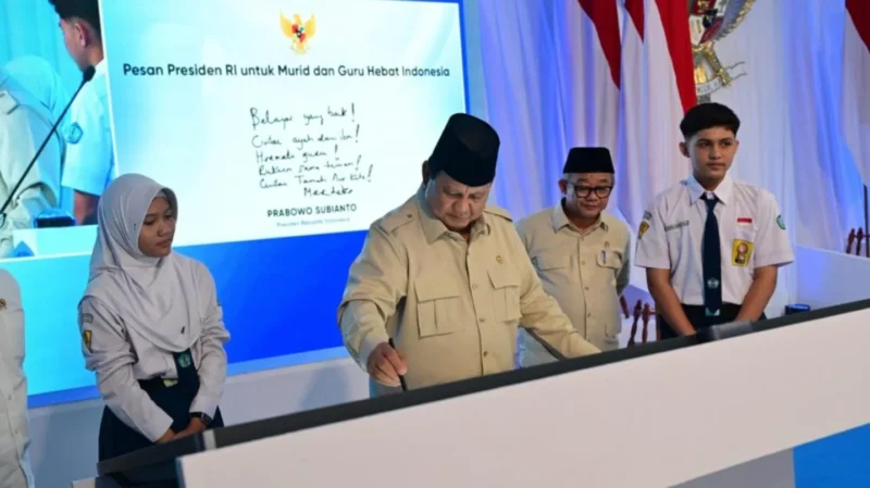 Presiden Prabowo Subianto meluncurkan Program Digitalisasi Pembelajaran untuk Indonesia Cerdas di SMPN 4 Kota Bekasi, Jawa Barat, Senin (17/11/2025). (Foto: BPMI Setpres)