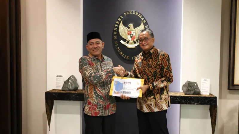 Bupati Limapuluh Kota Safni Sikumbang bertemu Menteri Pekerjaan Umum (PU) Dody Hanggodo.