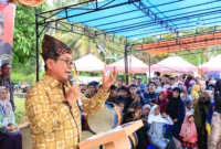 Bupati Padang Pariaman John Kenedy Azis membuka Pungguang Kasiak Agri & Culture Festival 2025, Sabtu (22/11). (Foto: Kominfo Padang Pariaman)
