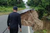 Jalan penghubung Padang Baru–Kampung Bonai di Parit Malintang mengalami amblas pada Sabtu (22/11). (Foto: Kominfo Padang Pariaman)