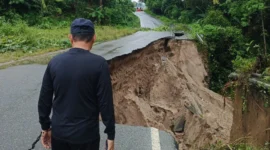Jalan penghubung Padang Baru–Kampung Bonai di Parit Malintang mengalami amblas pada Sabtu (22/11). (Foto: Kominfo Padang Pariaman)