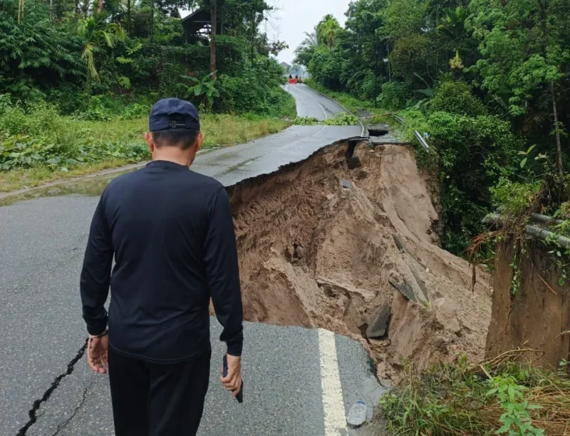 Jalan penghubung Padang Baru–Kampung Bonai di Parit Malintang mengalami amblas pada Sabtu (22/11). (Foto: Kominfo Padang Pariaman)