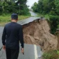 Jalan penghubung Padang Baru–Kampung Bonai di Parit Malintang mengalami amblas pada Sabtu (22/11). (Foto: Kominfo Padang Pariaman)