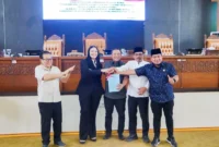 Bupati Dharmasraya Annisa Suci Ramadhani dalam rapat paripurna jawaban atas Pandangan Umum Fraksi DPRD, yang digelar Jumat (21/11/2025). (Foto: Pemkab Dharmasraya)