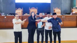 Bupati Dharmasraya Annisa Suci Ramadhani dalam rapat paripurna jawaban atas Pandangan Umum Fraksi DPRD, yang digelar Jumat (21/11/2025). (Foto: Pemkab Dharmasraya)