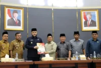 DPRD Padang menyetujui Ranperda APBD Tahun Anggaran 2026 dalam rapat paripurna yang digelar, Senin (24/11/2025). (Foto: Prokopim Padang)
