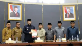 DPRD Padang menyetujui Ranperda APBD Tahun Anggaran 2026 dalam rapat paripurna yang digelar, Senin (24/11/2025). (Foto: Prokopim Padang)