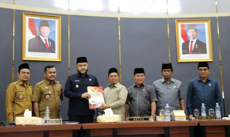 DPRD Padang menyetujui Ranperda APBD Tahun Anggaran 2026 dalam rapat paripurna yang digelar, Senin (24/11/2025). (Foto: Prokopim Padang)