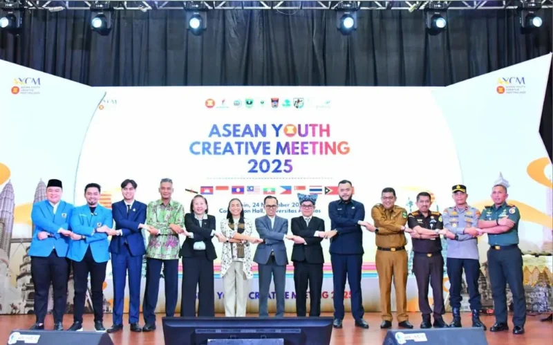 Wali Kota Padang, Fadly Amran menghadiri pembukaan seminar internasional AYCM 2025 di Convention Hall Unand, Senin (24/11/2025). (Foto: Prokopim Padang)
