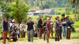 Festival Alang-Alang Baradaik berlangsung meriah di Desa Wisata Kubu Gadang, Minggu (16/11/2025). (Foto: Kominfo Padang Panjang)