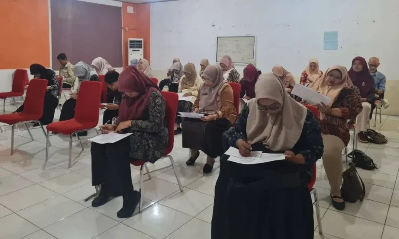 Para peserta sedang mengikuti seleksi Arsiparis Teladan 2025 yang digelar Dispusip Kota Padang. (Foto: Diskominfo Padang)