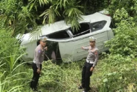 Mobil Toyota Avanza terjun ke jurang di tikungan Kelok S, Jalan Lingkar Solok–Padang, Selasa (4/11/2025). (Foto: Dok. Satlantas Polres Solok)