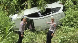 Mobil Toyota Avanza terjun ke jurang di tikungan Kelok S, Jalan Lingkar Solok–Padang, Selasa (4/11/2025). (Foto: Dok. Satlantas Polres Solok)