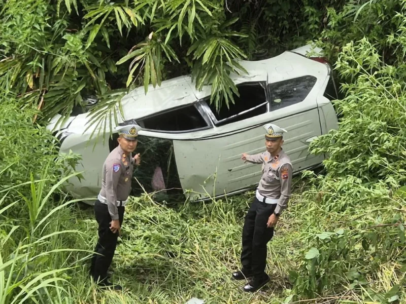 Mobil Toyota Avanza terjun ke jurang di tikungan Kelok S, Jalan Lingkar Solok–Padang, Selasa (4/11/2025). (Foto: Dok. Satlantas Polres Solok)