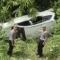 Mobil Toyota Avanza terjun ke jurang di tikungan Kelok S, Jalan Lingkar Solok–Padang, Selasa (4/11/2025). (Foto: Dok. Satlantas Polres Solok)