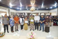 Wali Kota Pariaman, Yota Balad menyerahkan secara simbolis BLTS Kesra kepada KPM di Balairung Rumah Dinas Wali Kota Pariaman, Sabtu (22/11/2025). (Foto: Kominfo Pariaman)