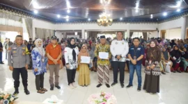 Wali Kota Pariaman, Yota Balad menyerahkan secara simbolis BLTS Kesra kepada KPM di Balairung Rumah Dinas Wali Kota Pariaman, Sabtu (22/11/2025). (Foto: Kominfo Pariaman)