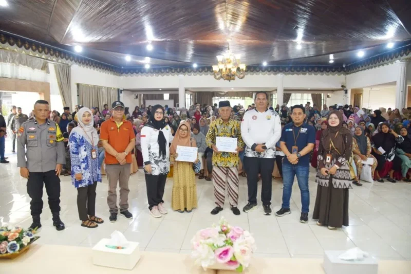 Wali Kota Pariaman, Yota Balad menyerahkan secara simbolis BLTS Kesra kepada KPM di Balairung Rumah Dinas Wali Kota Pariaman, Sabtu (22/11/2025). (Foto: Kominfo Pariaman)