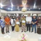 Wali Kota Pariaman, Yota Balad menyerahkan secara simbolis BLTS Kesra kepada KPM di Balairung Rumah Dinas Wali Kota Pariaman, Sabtu (22/11/2025). (Foto: Kominfo Pariaman)